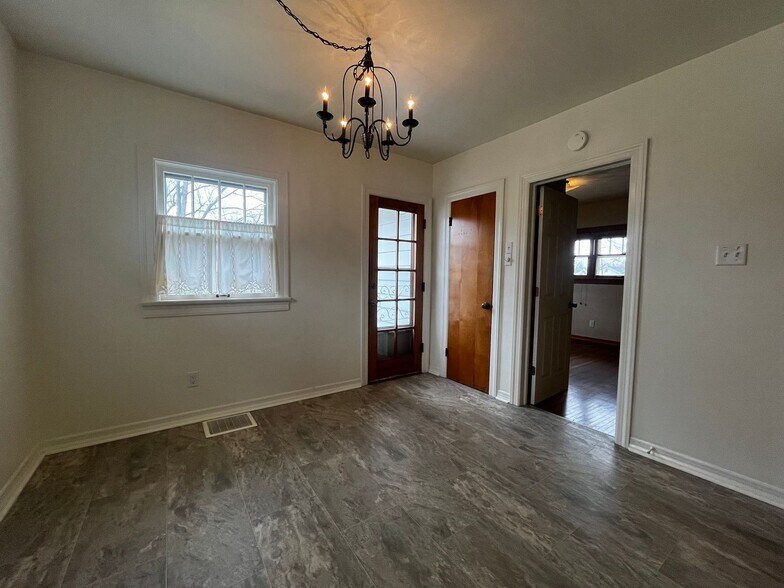 Building Photo - 2706 Waynewood Dr