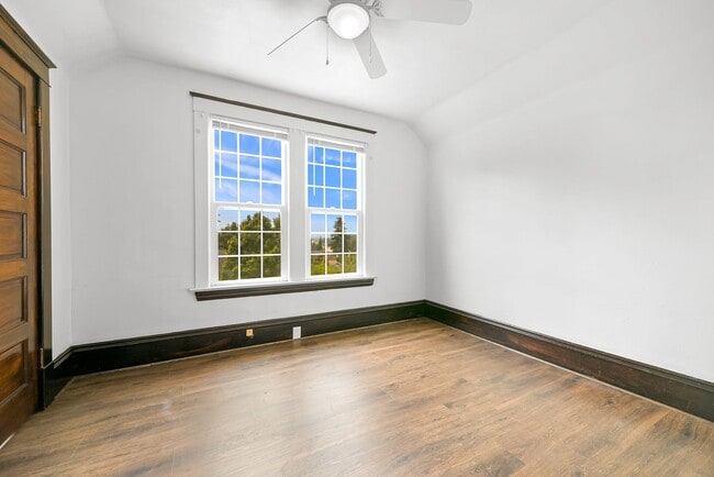 Building Photo - Large Single Family home with Bonus Room!