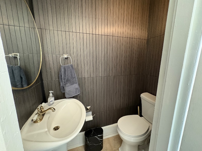 Building Photo - 615 W Market St