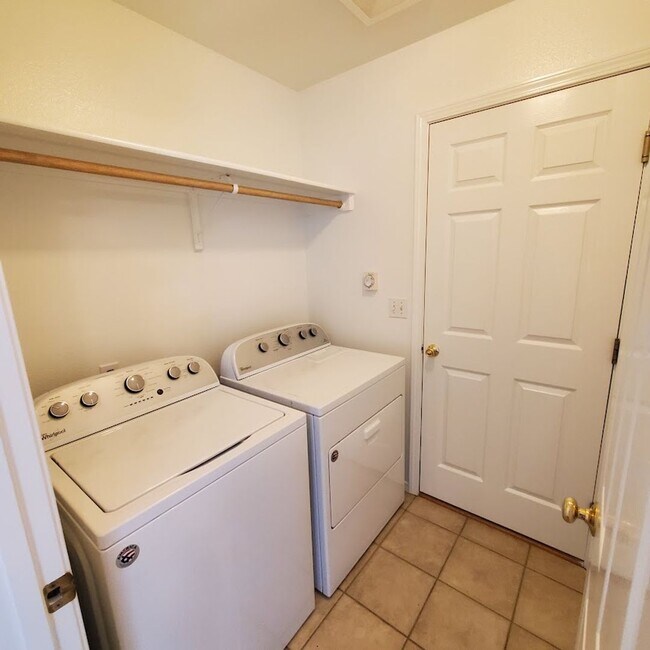 Building Photo - Charming West Boise Home with Spacious Yard and Modern. Prime Location!