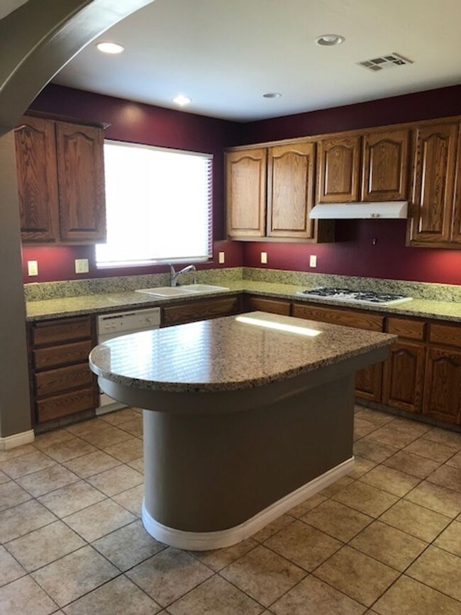 Building Photo - Beautiful 4 Bedroom in NW!