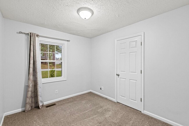 Building Photo - Charming 3 bedroom Available Now