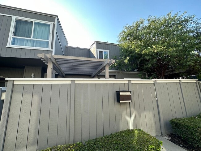 Building Photo - Charming Townhouse in South Coast Metro