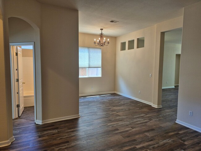 Building Photo - MAY MOVE IN SPECIAL - $500.00 off 2nd Month