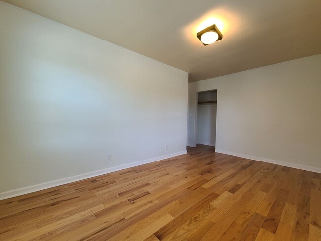 Building Photo - 3-bedroom, 2-bathroom home located in beau...
