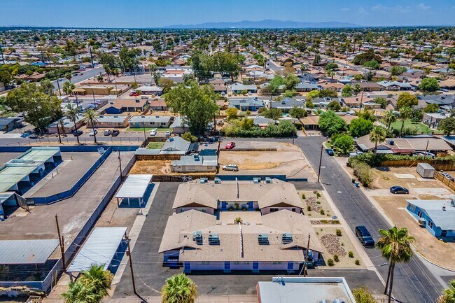 Building Photo - HALF OFF YOUR 1ST MONTHS RENT!!