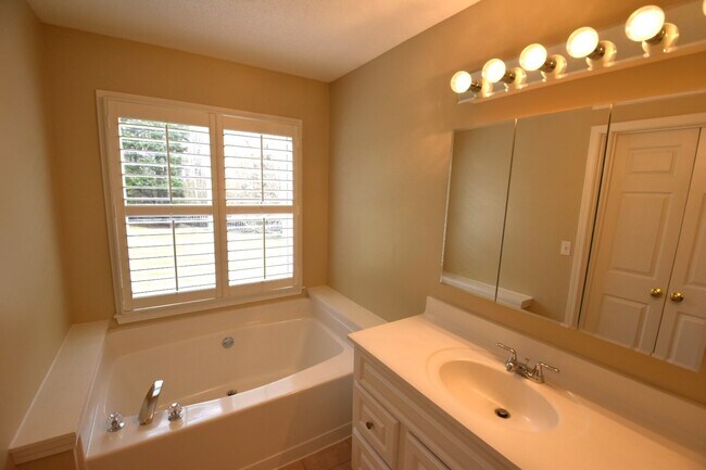 Building Photo - 2106 Glenellen Dr NW