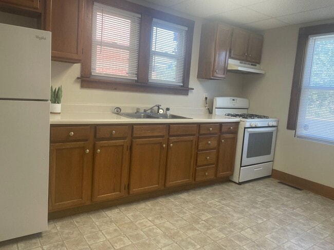 Building Photo - BRICK & ROLL  3 BEDROOM 1.5 BATH PARADISE ...