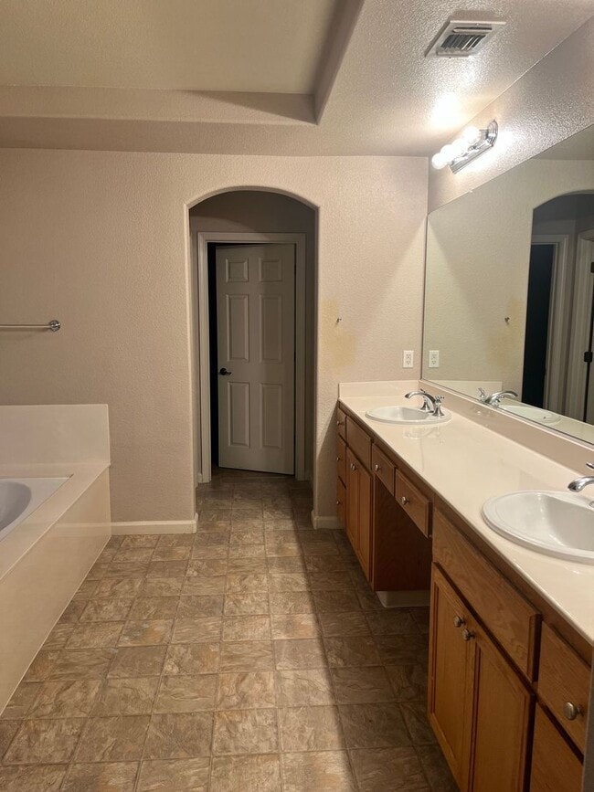 Building Photo - Beautiful 4 Bedroom 2.5 Bath home in Turlock