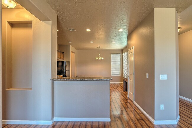 Building Photo - Beautiful Coral Canyon Home with Modern Up...