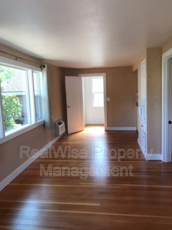 Building Photo - 720 Siskiyou Blvd