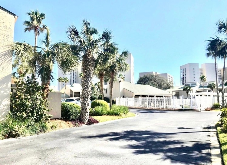 Front entrance - 930 Gulf Shore Dr