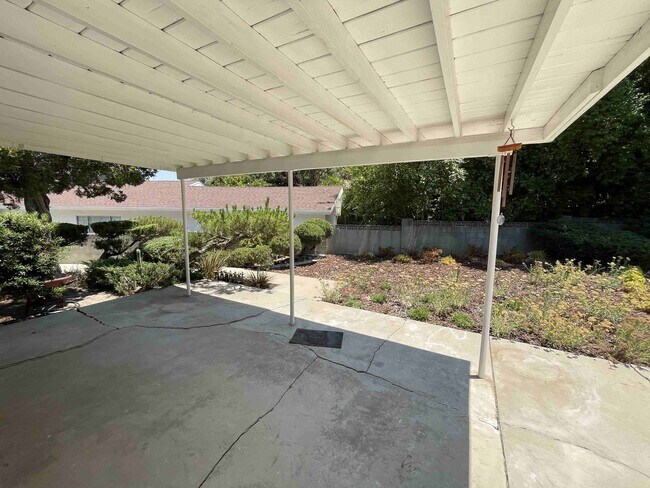 Building Photo - SOUTH OF THE BLVD. HOME IN WOODLAND HILLS!