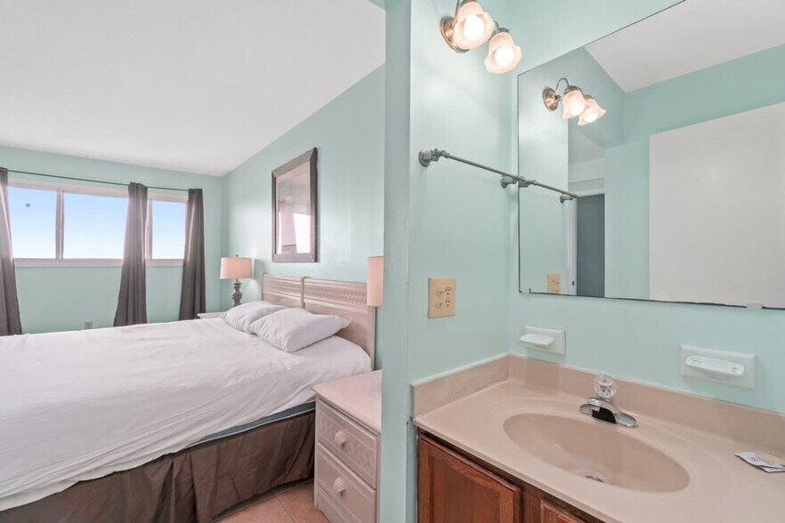 Building Photo - 8743 Thomas Dr