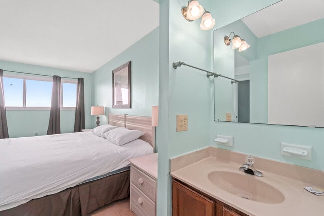 Building Photo - 8743 Thomas Dr