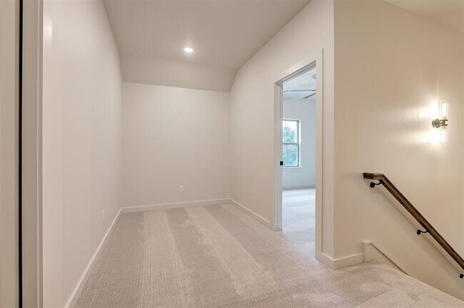 Building Photo - 4616 Maple Rdg Dr