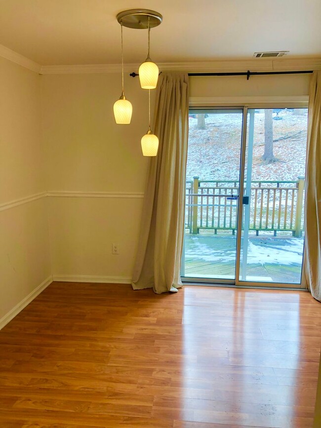 Building Photo - Gorgeous 2 BR/2.5 BA Condo in Ellicott City!