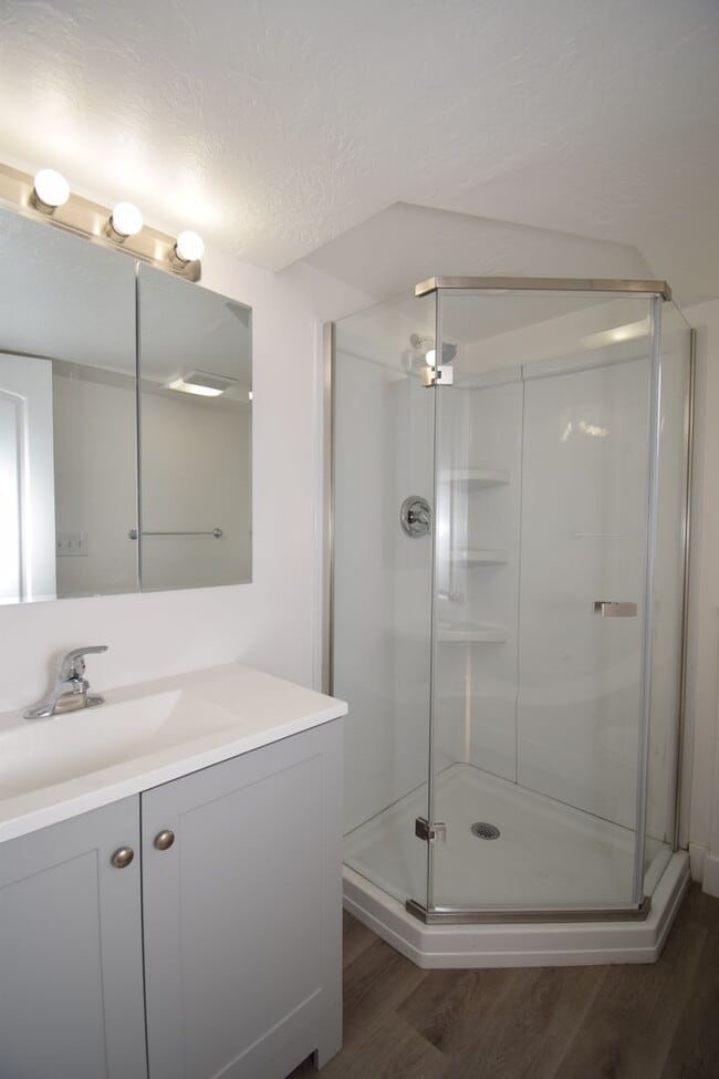 Building Photo - Huge 6 Bed 2 Bath Home in SLC!!!