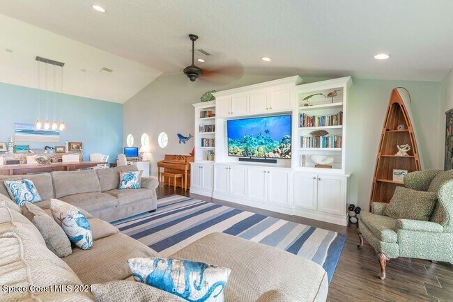 Building Photo - Gorgeous views from this 3 bedroom, 2.5 ba...