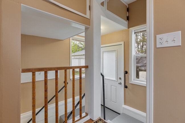 Building Photo - 11611 Maple Ave