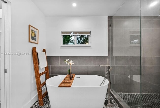 Building Photo - 150 NE 50th St