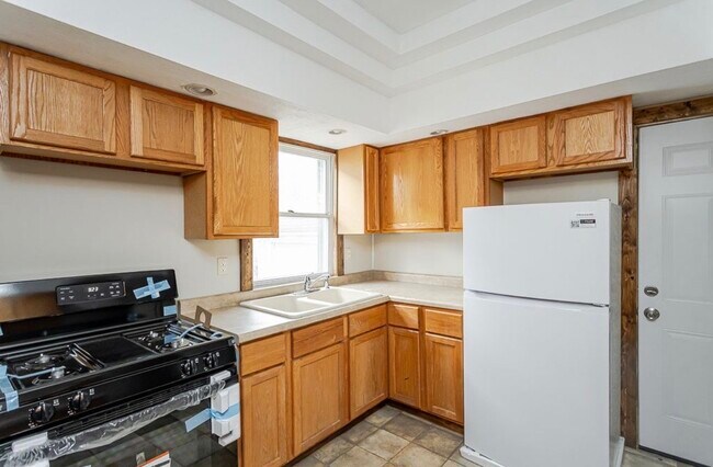 Building Photo - 3725 Leybourn Ave