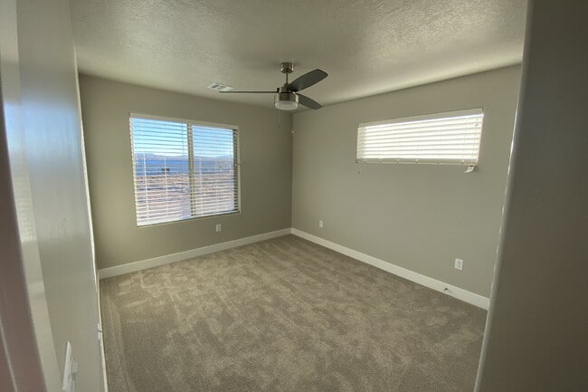 Building Photo - "Spacious 4-Bed Townhouse Oasis with 2.5 Baths in Scenic Hurricane, UT!"