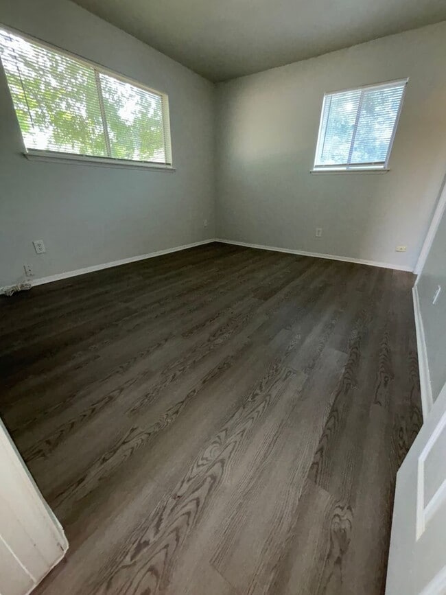Building Photo - PRELEASING FOR MID AUGUST! Cozy 3/2 in the Heart of South Austin!