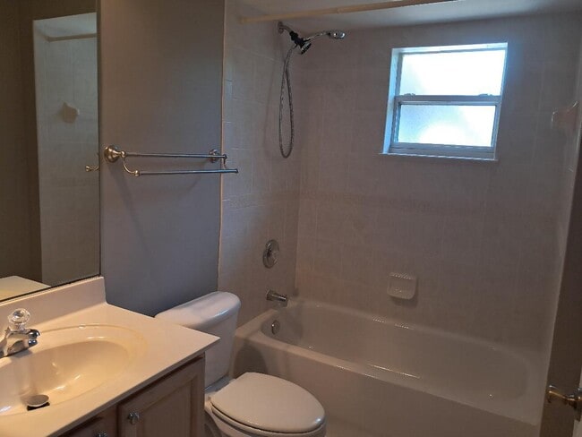 Building Photo - 242 SW Amesbury Ave