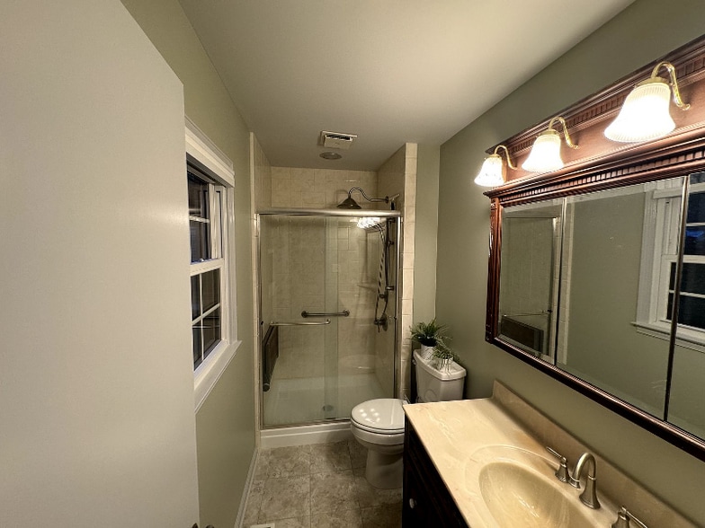 Building Photo - 702 Newport Cir