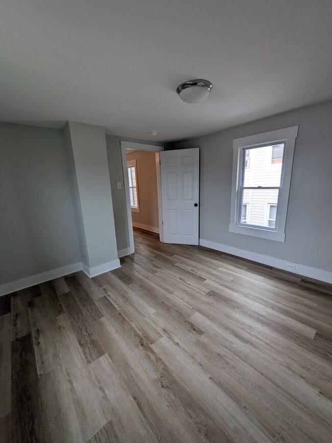 Building Photo - Beautifully renovated 3 bedroom home in Sw...