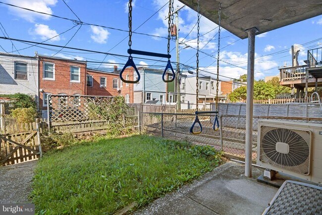 Building Photo - 1228 W 37th St