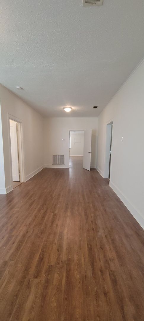 Building Photo - Great 3 bedroom/2 bath home with Oven, Ref...
