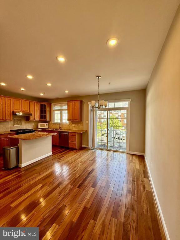 Building Photo - 612 Garden View Square