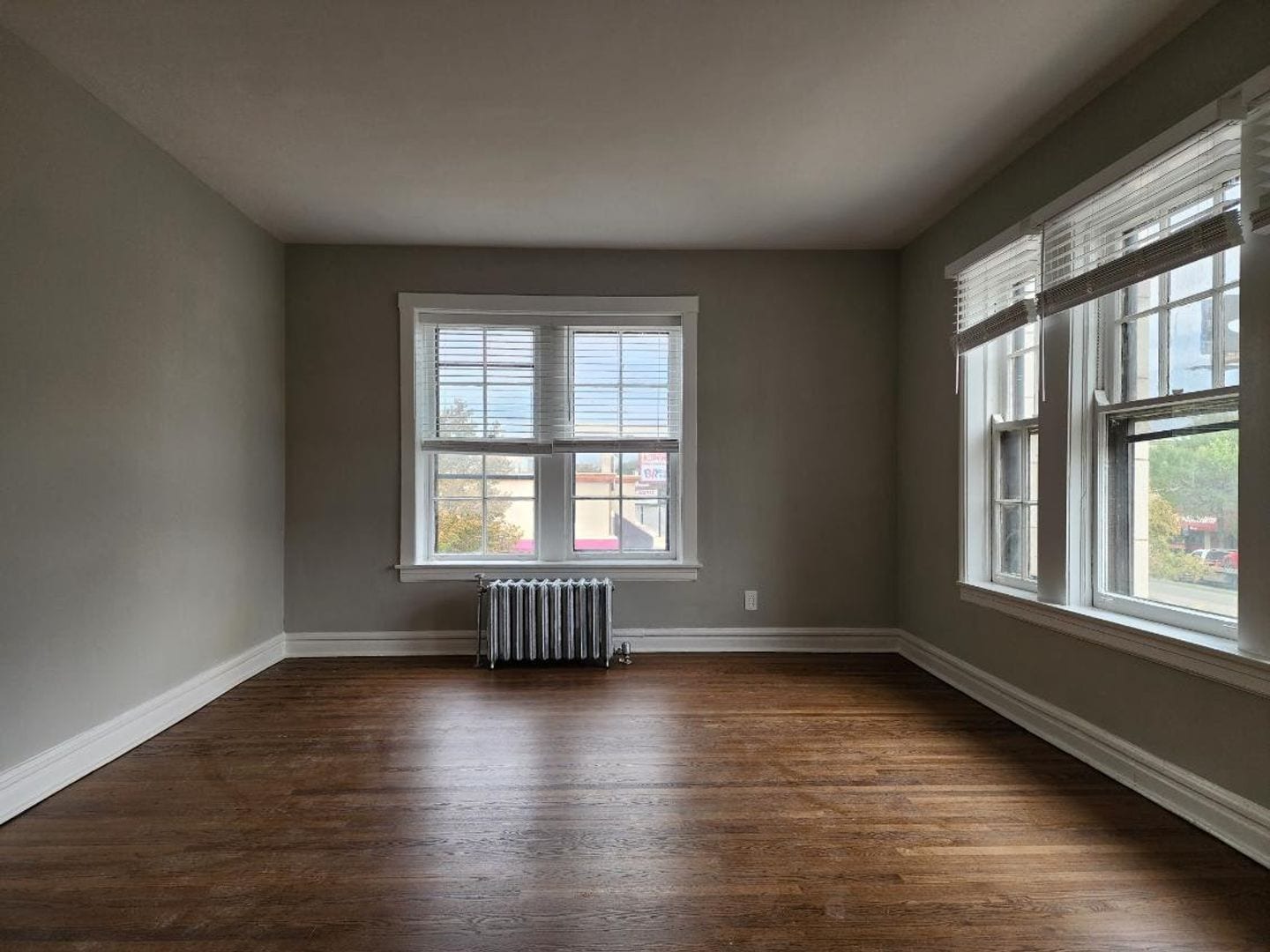 Building Photo - 1601 W Thome Ave