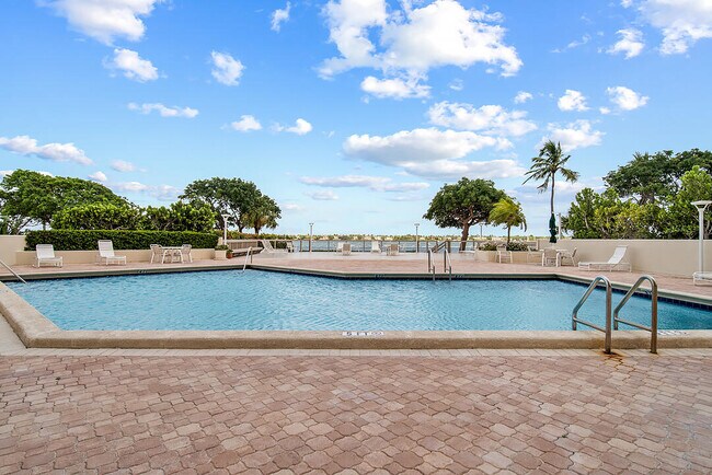 Building Photo - 5600 N Flagler Dr