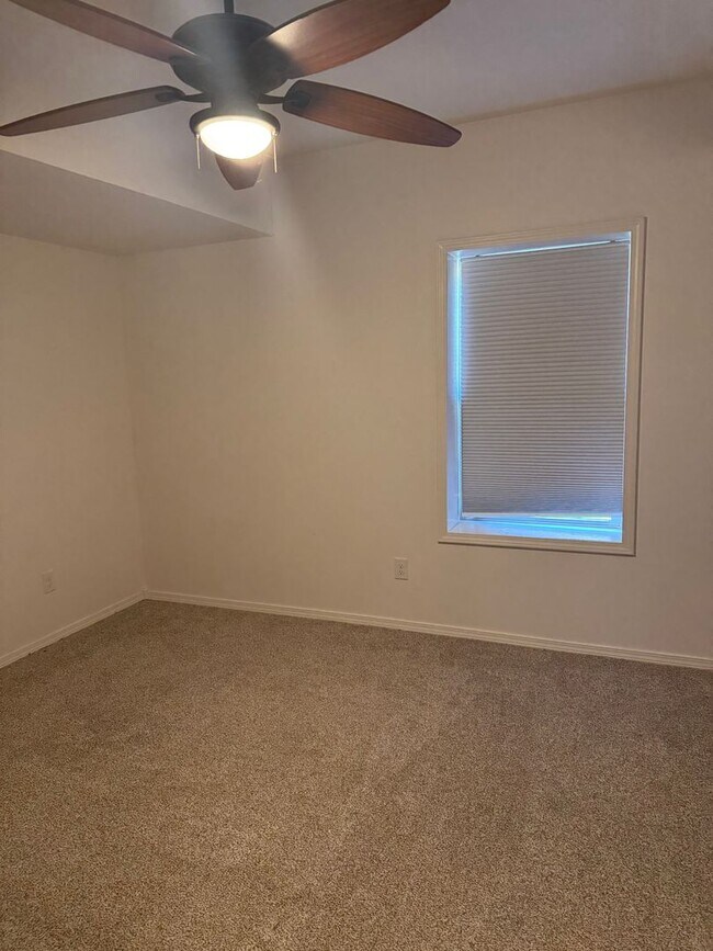 Building Photo - 5 Bedroom | 3 Bathroom | 3 Car Garage | Wa...