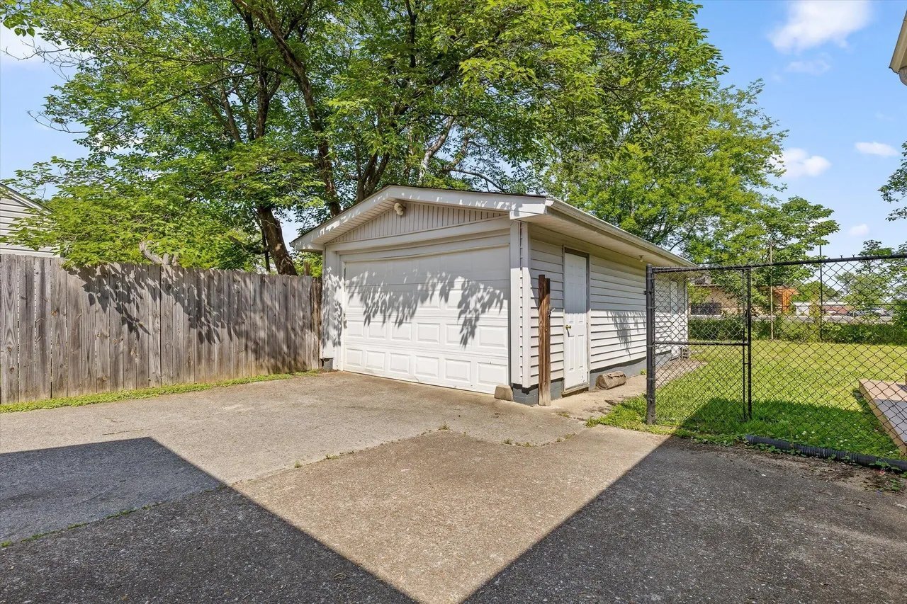 Building Photo - 1604 E Ridge Ave