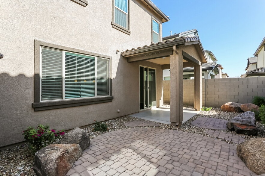 Building Photo - 16417 W Latham St