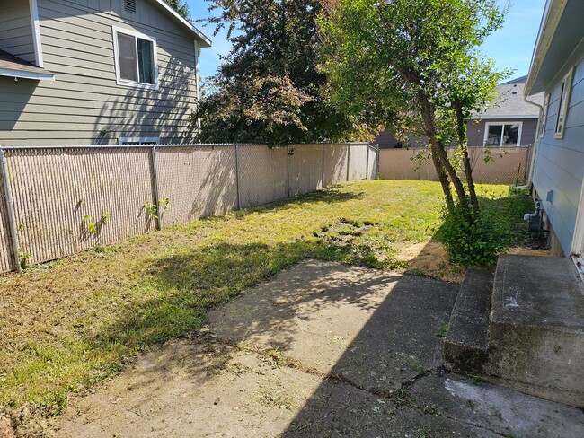 Building Photo - 407 G Ave