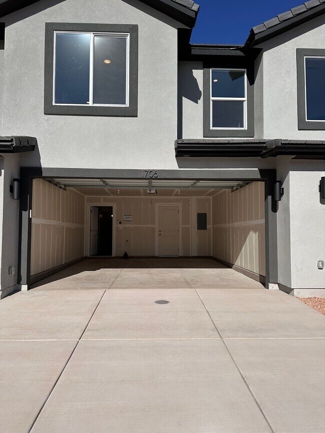 Building Photo - Dog Friendly! 3 Bedroom 2 Bathroom Townhom...