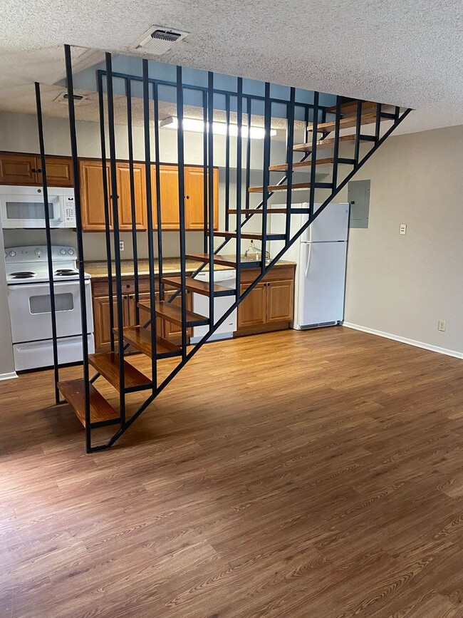 Building Photo - 513 S Bowen Rd