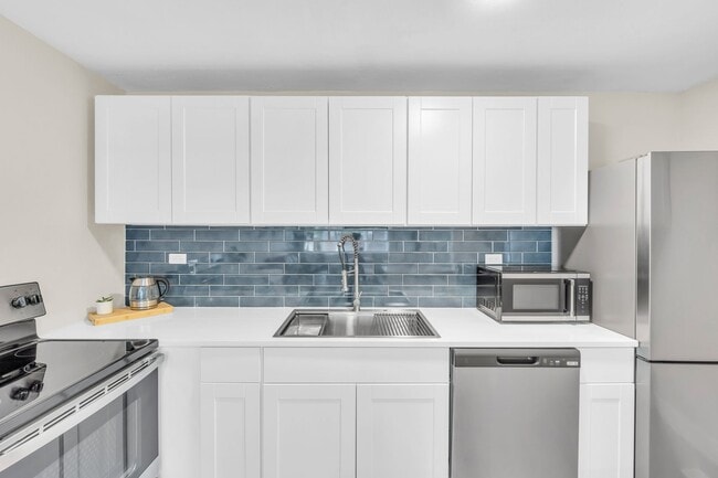 Building Photo - Fully Furnished Sunnyside Townhome | All-Inclusive | Flexible Stays