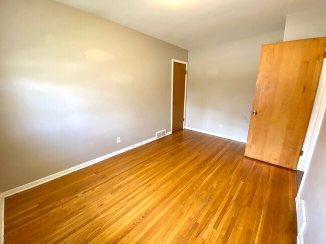 Building Photo - Gorgeous 5 Bed, 2 Bath House Near Concordia and MSUM!