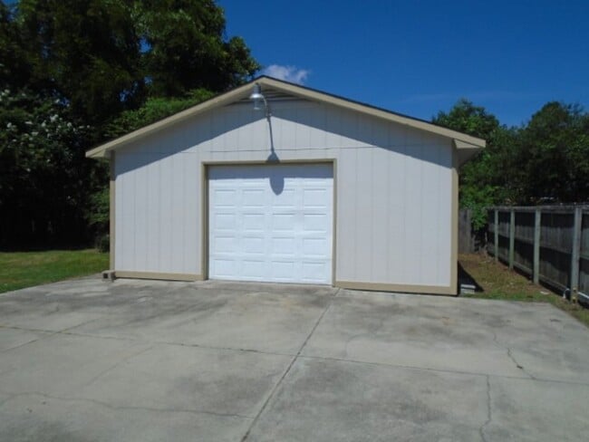 Building Photo - Village Green subdivision