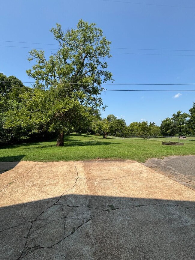 Building Photo - 104 Fairway Dr