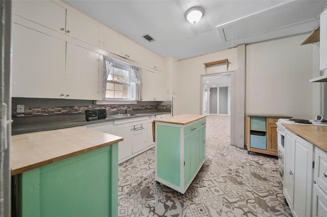 Building Photo - 606 Granberry St