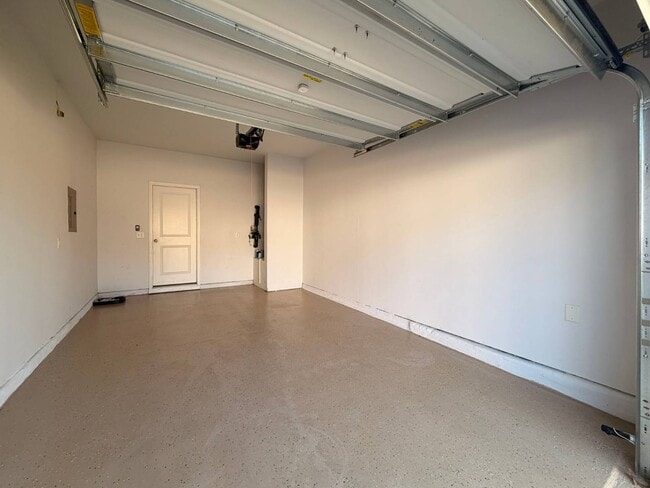 Building Photo - 400 Hazy Hls Ln