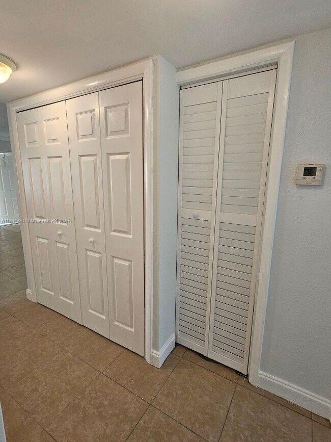 Building Photo - 605 Meadows Cir
