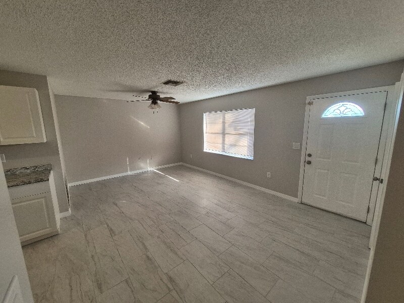 Building Photo - 13095 Linden Dr